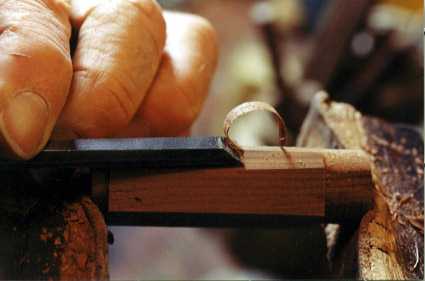 découpe du corps du bouchon au ciseau à bois